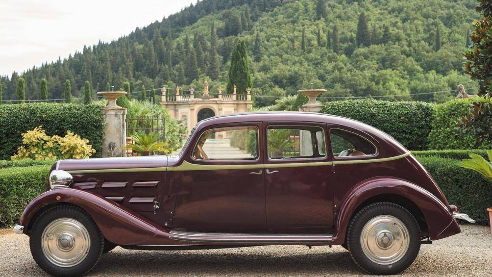 Alfa Romeo 6C 2300 B năm 1935 và là một trong những dòng xe du lịch cỡ lớn nổi tiếng nhất của công ty vào thời điểm này