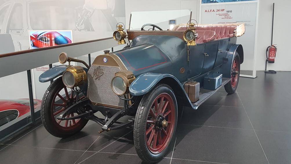 Chiếc Alfa Romeo được ra mắt năm 1910, là chiếc xe đầu tiên của hãng. Xe trang bị có động cơ 4.0L và đạt tốc độ tối đa 99 km/h