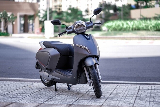 VinFast Klara S thiết kế thanh lịch, thời trang giống như một mẫu xe tay ga hiện đại.
Xe có động cơ mạnh mẽ với công suất 1.200W, cho vận tốc tối đa 48km/h.
Xe được trang bị đèn full LED bao gồm đèn pha, đèn hậu, đèn xi nhan, đèn phanh với chế độ tự động bật tắt đèn linh hoạt.
Gầm xe cao thoáng giúp di chuyển dễ dàng tại những đoạn đường gồ ghề.
Được kết nối điện thoại thông minh qua Mobile App giúp cảnh báo chống trộm, định vị xe (GPS), kiểm tra lịch sử di chuyển của xe, kiểm tra tình trạng xe.
Xe sử dụng pin Lithium ưu việt có thể đi được quãng đường 120km ở vận tốc 30km/h.
Giá: 39.900.000 đồng