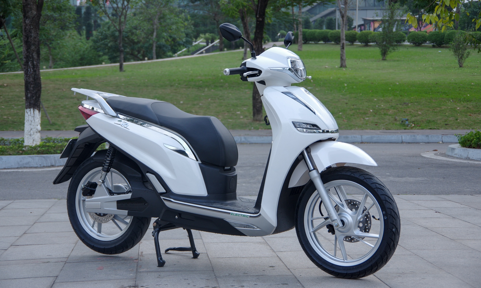 Pega S sử dụng động cơ cho công suất cực đại 4.000W, tốc độ tối đa 65km/h và chỉ mất 3 giây để tăng tốc từ 0-65km/h.
Xe đi được quãng đường dài 120km chỉ sau 1 lần sạc.
Các thiết bị an toàn được trang bị trên xe gồm: 2 phanh đĩa thủy lực, mở cốp yên bằng nút xoay tích hợp trên ổ khóa, đèn pha full LED, dải đèn daylight full LED.
Cốp xe rộng rãi với dung tích lên đến 25l, ngoại hình trẻ trung, hiện đại như xe tay ga chạy xăng.
Giá: 32.900.000 đồng