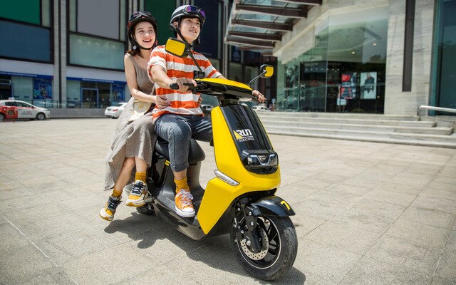 YADEA Ulike có thiết kế thời thượng nhưng giản đơn phù hợp với các bạn trẻ, nhất là độ tuổi học sinh, sinh viên.
Xe sở hữu cốp xe rộng rãi, lên tới 22 lít. Ắc quy cao cấp giúp xe có thể đi được quãng đường dài 110km chỉ sau 1 lần sạc.
Xe trang bị hệ thống đèn LED cao cấp bao phủ bởi ánh sáng trắng tạo độ chiếu sáng xa, an toàn khi di chuyển trời tối.
Xe cũng trang bị cổng sạc USB hỗ trợ sạc điện thoại.
Xe sử dụng động cơ GTR với vận tốc tối đa lên đến 42km/h.
Giá: 18.990.000 đồng