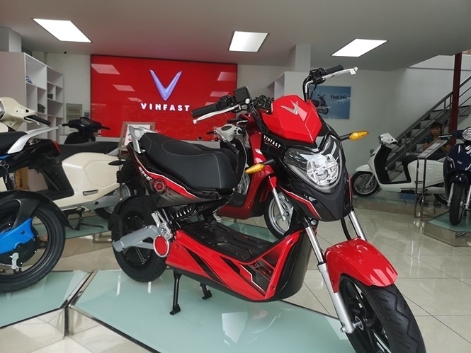 VinFast Ludo có thiết kế thể thao cùng kiểu dáng nhỏ gọn.
Các trang bị của Ludo cũng giống Impes từ đèn pha, hệ thống phanh đến kết nối điện thoại thông minh.
Xe cũng có 2 chế độ lái Eco và Sport. Tuy nhiên, động cơ Ludo cho công suất nhỏ hơn (500W) tốc độ tối đa 35km/h, mỗi lần sạc pin xe đi được 70km.
Giá: 12.900.000 đồng
