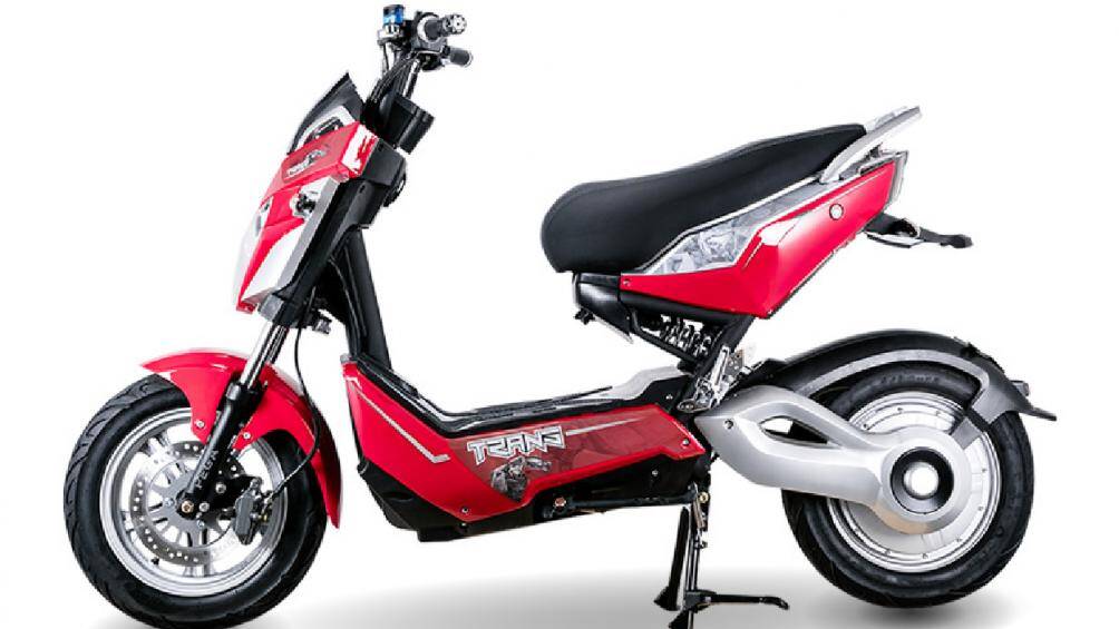 Pega Xmen+ sở hữu vẻ ngoài mạnh mẽ, sang chảnh phù hợp với nam giới.
Xe lấy cảm hứng từ các nhân vật robot Transformer.
Xe sử dụng động cơ 1.200W, cho vận tốc tối đa 50km/h, xe có thể đi được quãng đường 100km chỉ sau 1 lần sạc.
Xe trang bị chìa khóa điện tử chống trộm, khởi động xe từ xa chỉ với một nút bấm.
Giá: 14.900.000 đồng
