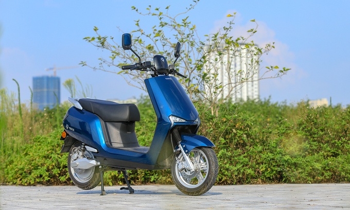 YADEA BuyE có thiết kế thể thao phù hợp với giới trẻ, cả nam và nữ.
Xe trang bị bảng đồng hồ LCD, hiển thị đầy đủ thông tin xe.
Xe có hộc đồ trước tiện lợi, tích hợp cổng sạc USB. Chìa khóa cơ đi kèm khóa chống trộm
Chế độ chạy mặc định Eco tốc độ tối đa cho phép khi chạy ở chế độ này là 42 km/h. Bấm nút chuyển chế độ bên cùm tay lái phải để chuyển sang Comfort hoặc Sport. Xe tăng tốc mạnh mẽ hơn và có thể đạt tốc độ tối đa 50 km/h.
Giá xe hiện tại: 19.990.000 đồng