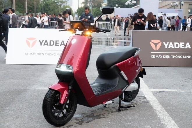 YADEA G5 có thiết kế tối giản với sự kết hợp giữa những đường thẳng cứng cáp và đường cong mềm mại ở thân xe tạo không gian tối ưu cho lái xe.
Xe trang bị đèn LED cao cấp toàn xe từ đèn chính, đèn xi nhan đến đèn định vị ban ngày.
Cốp xe siêu rộng với dung tích 26 lít, hệ thống nút bấm trên tay lái khoa học, tiện lợi. Xe trang bị cổng sạc USB tiện lợi hỗ trợ sạc điện thoại ngay trong khi di chuyển.
Xe có công suất 1.200W cho tốc độ tối đa 50km/h.
Giá: 39.990.000 đồng