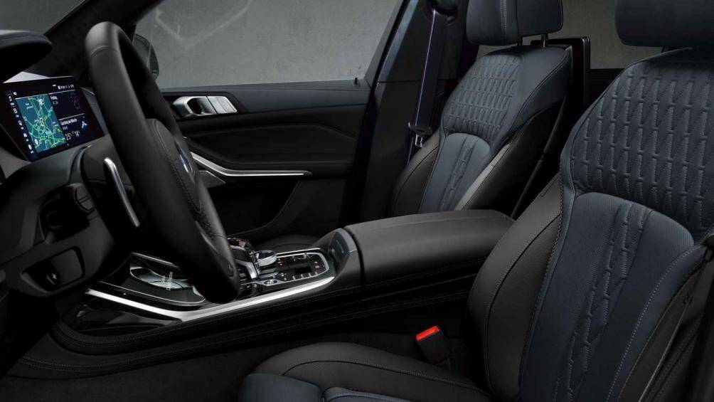 Các tính năng an toàn bao gồm hỗ trợ giữ làn đường, cảnh báo người đi bộ, tránh va chạm phía sau, và tránh va chạm trước,...