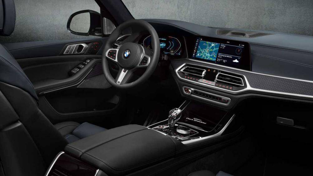 BMW X7 Dark Shadow Edition 2021 được trang bị động cơ 4.4L V8 tăng áp kép cho công suất tối đa 523 mã lực, đi kèm hộp số tự động 8 cấp và hệ dẫn động 4 bánh toàn thời gian