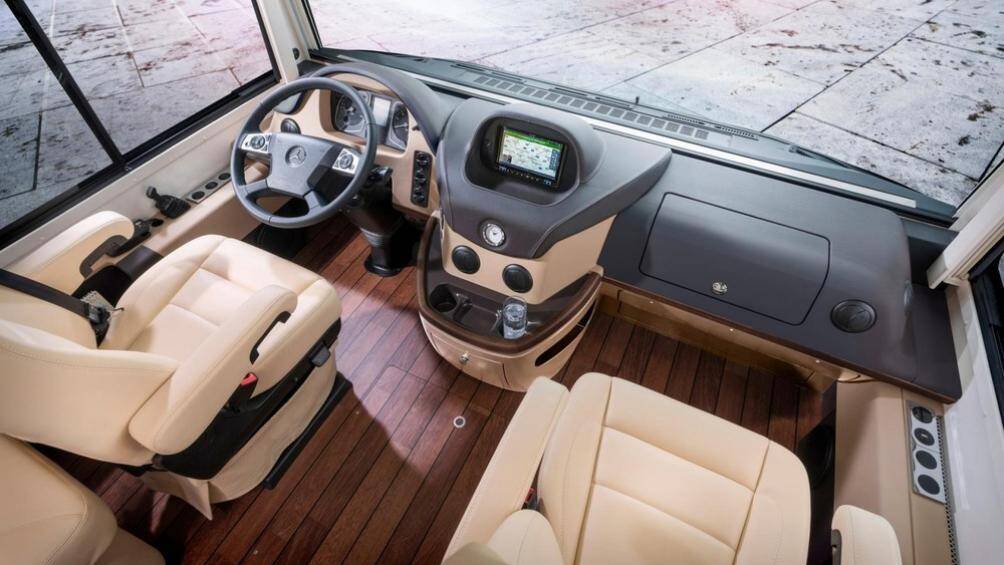 Mẫu xe ấn tượng này còn có một hệ thống treo khí và điều này cho phép nó hạ thấp một cách dễ dàng khi đưa một chiếc xe vào trong garage