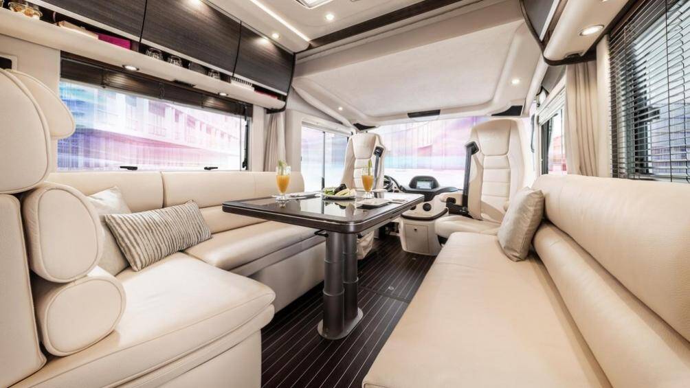 Mẫu motorhome tích hợp cả garage này có giá khởi điểm 350.000 euro (tương đương 9,4 tỷ đồng)