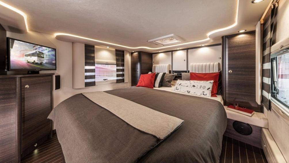 Mẫu motorhome này còn có lắp đặt một giường ngủ cỡ lớn được làm bởi gỗ óc chó và da xịn, một phòng tắm kiểu spa