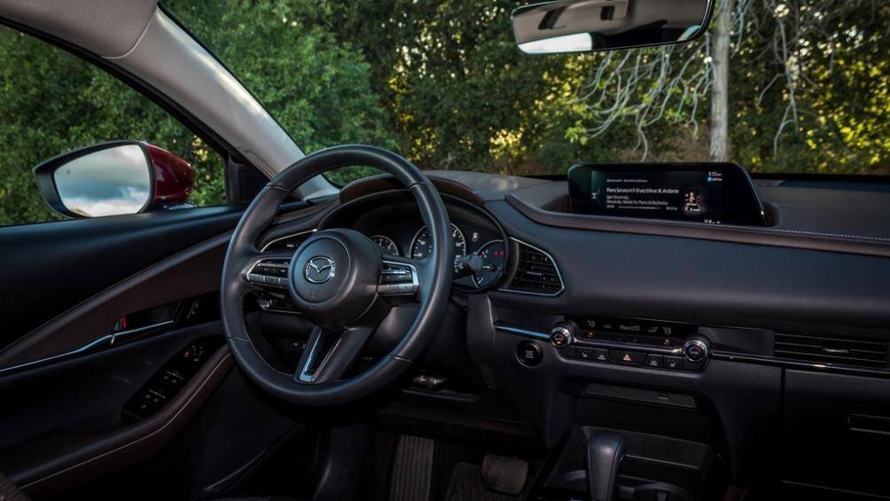 Phiên bản Premium (cao cấp nhất) của CX-30 có giá bán 28.550 USD, trang bị định vị GPS, hệ thống âm thanh 12 loa Bose