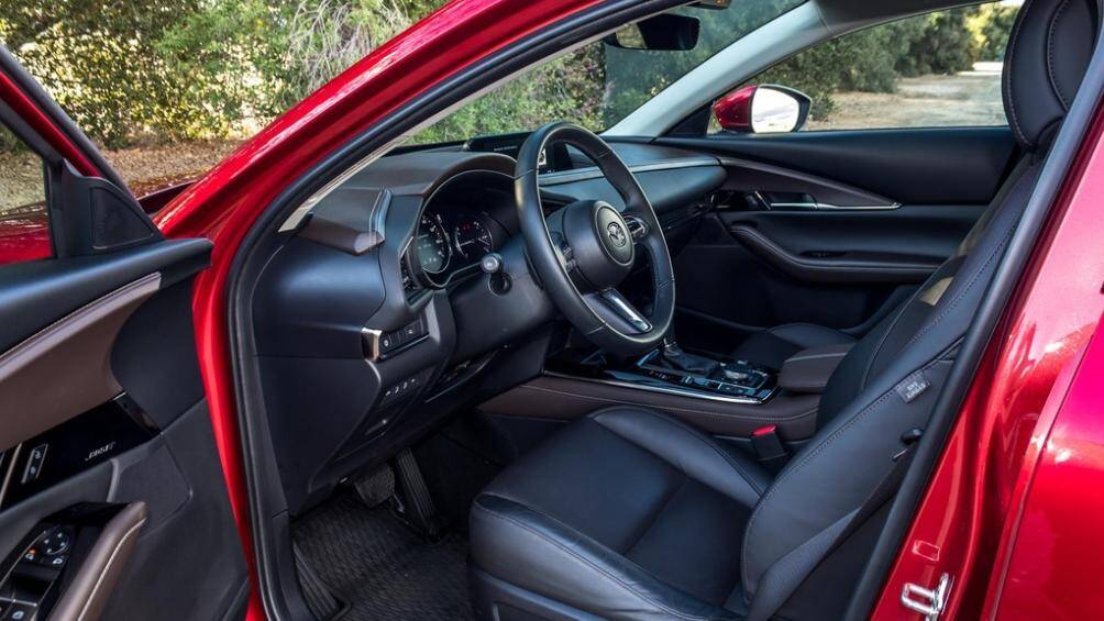 CX-30 2.5 S được trang bị gói Select Package có giá khởi điểm 23.900 USD