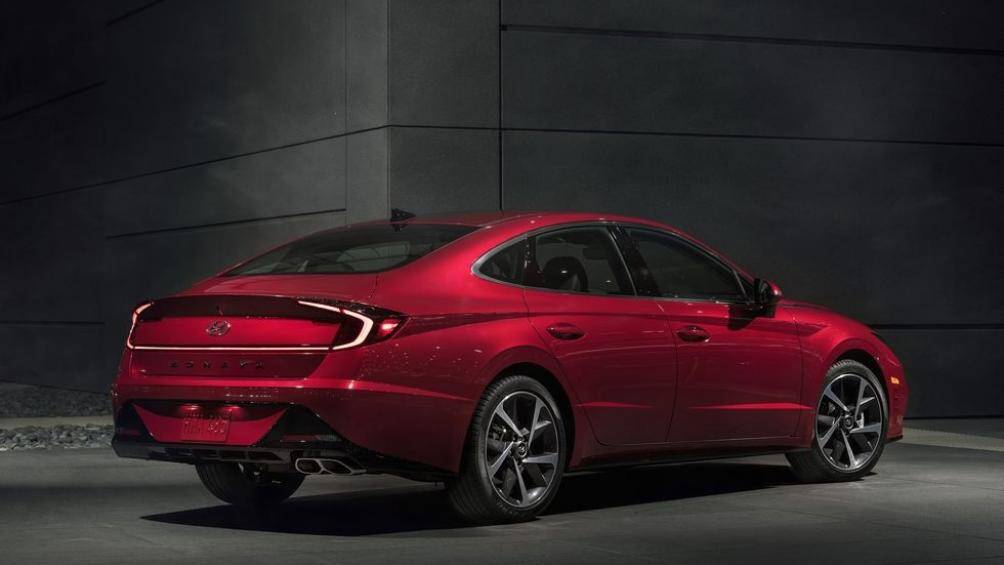 Các bản SEL, SEL Plus và Limited còn được trang bị thêm tính năng cảnh báo an toàn khi mở cửa xe. Tính năng này sử dụng các radar phát hiện điểm mù, hệ thống này sẽ cảnh báo cho tài xế và các hành khách biết có xe đang đi tới khi đỗ song song