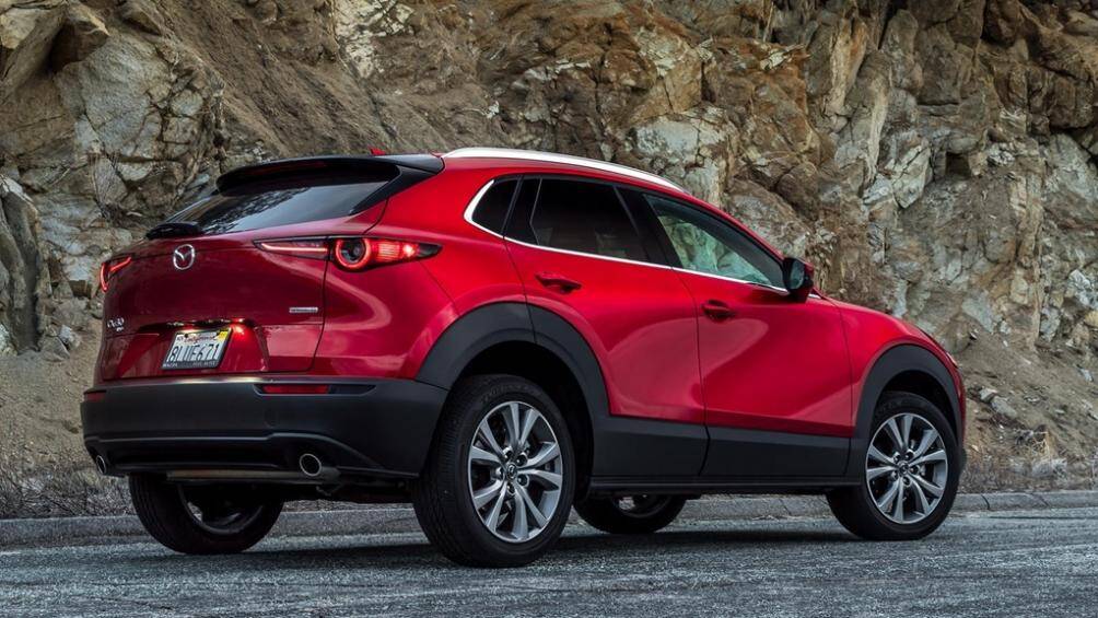 Cụm đèn trước/sau của xe được trang bị công nghệ LED, gạt mưa tự động, la-zang hợp kim với kích thước 16 inch