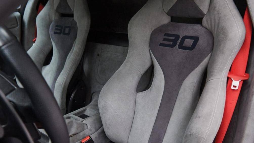 Sợi carbon cũng được sử dụng bên trong khoang lái của chiếc Ferrari SP30 này