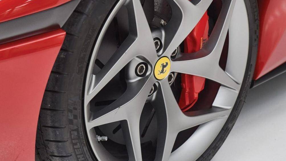 Hộp số tự động 6 cấp hỗ trợ lẫy chuyển số đảm nhiệm vai trò truyền tải 661 mã lực, 620 Nm mô-men xoắn mà động cơ V12 6.0L sản sinh ra tới hai bánh sau