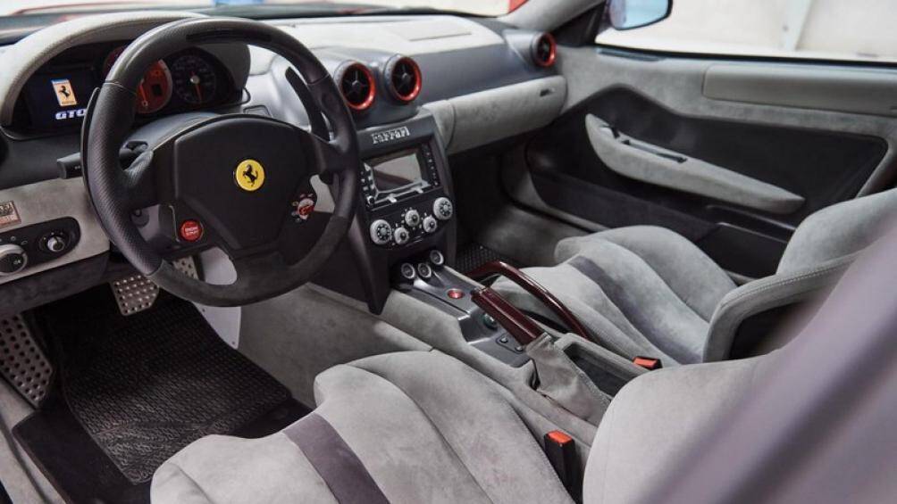 Bên trong, khoang lái của xe được bọc Alcantara cao cấp với màu chủ đạo là xám cùng các đường chi tiết tối màu tương phản