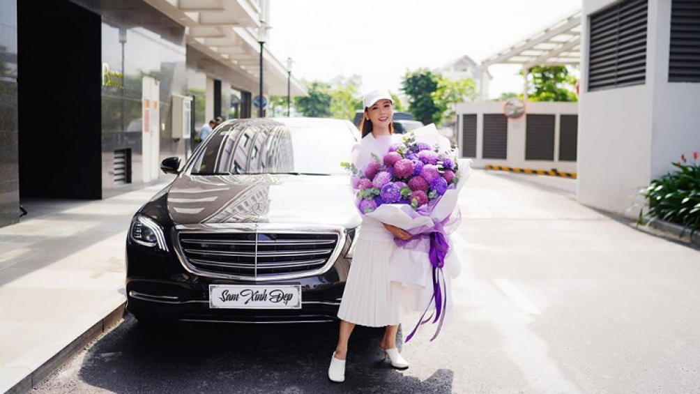 Nữ MC Nguyễn Hà My hay còn gọi là Sam vừa nhận bàn giao chiếc xe sang Mercedes-Benz S450L Luxury 2020 mới