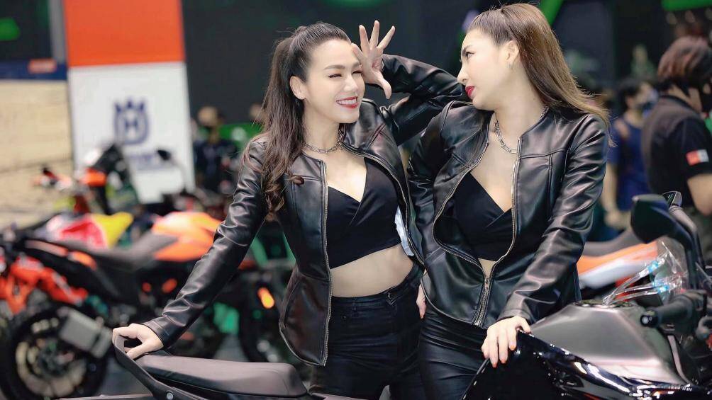 Janjiravadee Thamatkeng tạo dáng tự tin, nhí nhảnh cùng đồng nghiệp của mình