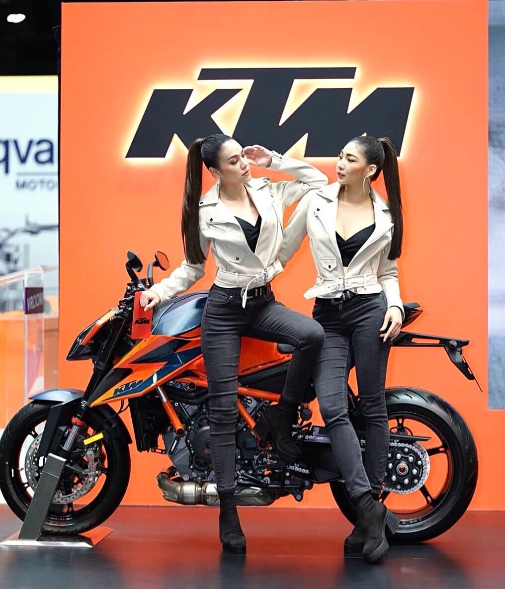Hai người đẹp đang vui đùa trên chiếc xe mô tô của KTM
