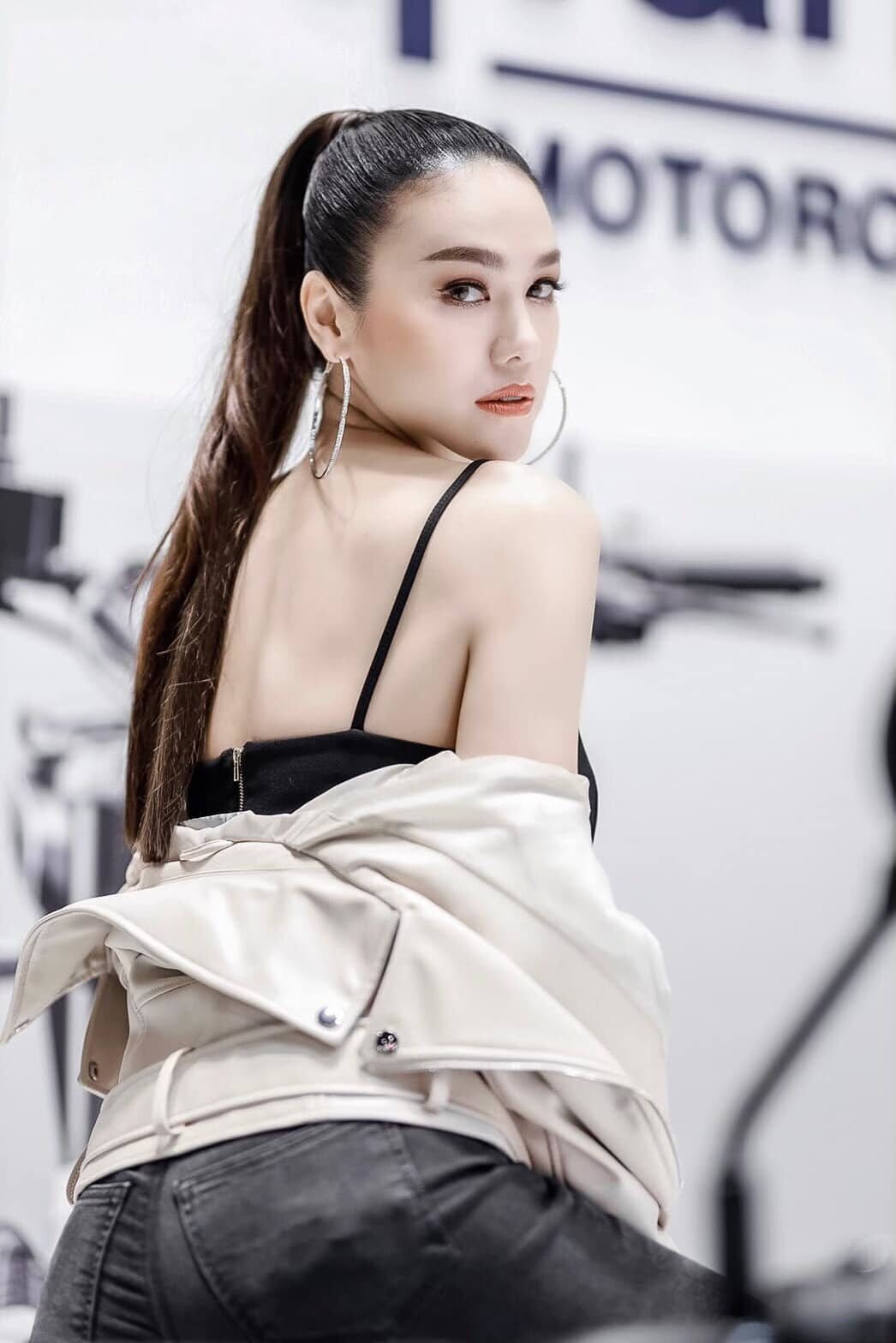 Khéo léo khoe đôi vai trần trắng nõn