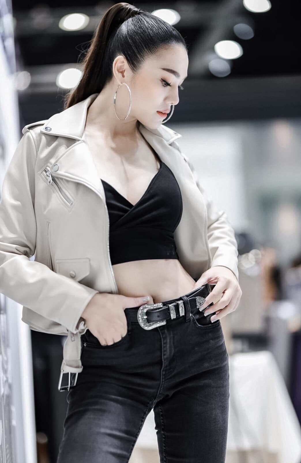 Khoe chân dài miên man, dáng cực chuẩn với làn da trắng muốt