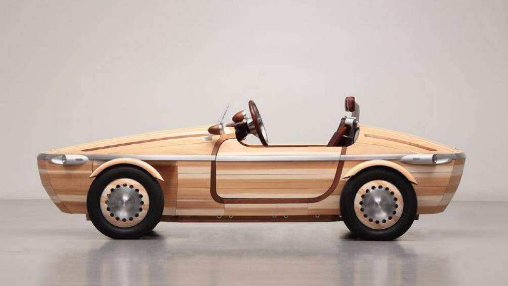 Nhìn từ bên ngoài, Toyota Setsuna có thiết kế như một chiếc thuyền, có khả năng di chuyển dưới nước, nhưng sự thật là nó chỉ chạy được ở trên cạn