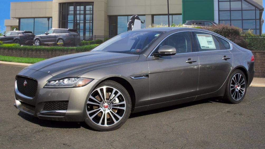 8. Jaguar XF 2020 (giá: 51.100-71.800 USD)