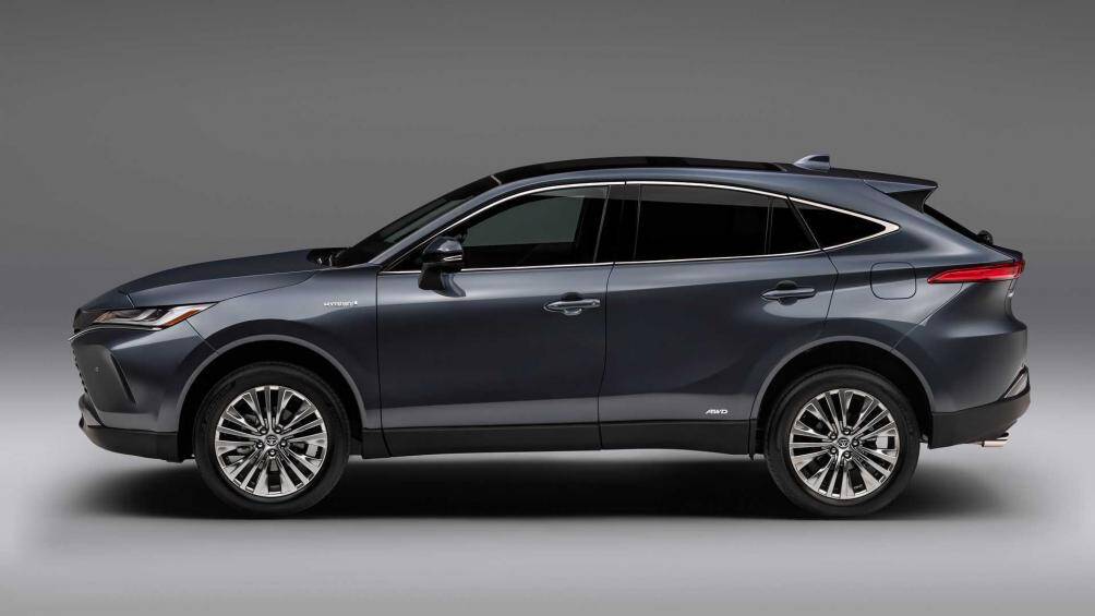 Tại Mỹ, Toyota Venza (Harrier) sẽ có mặt tại các đại lý từ tháng 9, giá đề xuất cho phiên bản LE là 33.645 USD (tương đương 780 triệu đồng), bản XLE là 37.175 USD (tương đương 862 triệu đồng) và bản cao cấp nhất Limited sẽ có giá 40.975 USD (tương đương 950 triệu đồng)