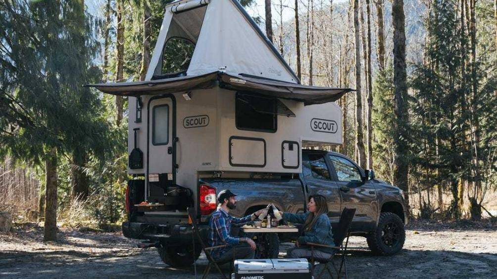 Căn lều này chứa được 6 người (bao gồm 1 căn phòng nhỏ và 1 chiếc lều ở trên)