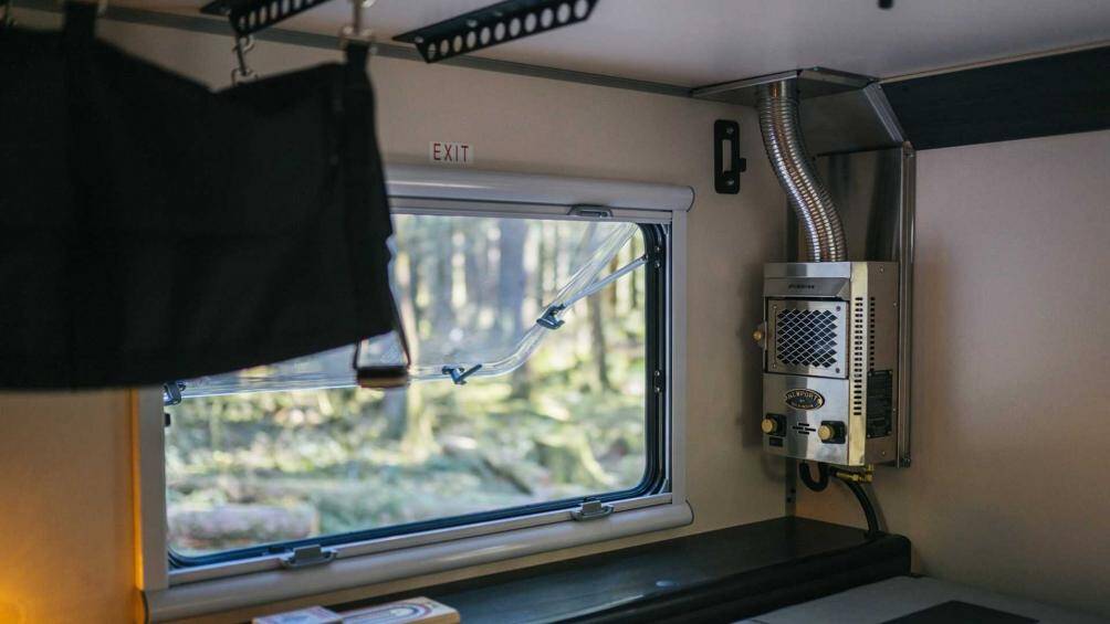 Phần nhà lều đi kèm với một tấm hấp thụ năng lượng mặt trời và bộ pin lithium di động nên sẽ không bị giới hạn về thời gian sử dụng khi thuận lợi về thời tiết