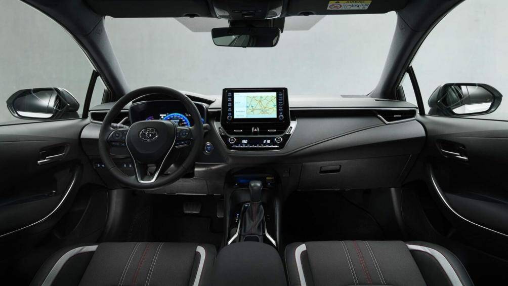 Khoang nội thất của xe chủ yếu là màu đen