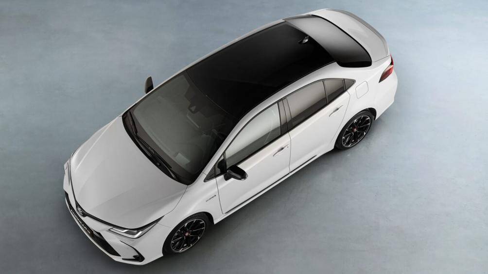 Tại châu Âu, Toyota Corolla Altis GR Sport có 2 tuỳ chọn động cơ xăng là 1.8L hybrid hoặc 1.6L hút khí tự nhiên