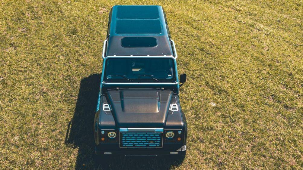 Nhìn từ trên xuống có thể thấy ngoại thất xe có tới 3 tấm kính cửa sổ trời, 2 tấm phía sau thì lớn hơn tấm phía trước