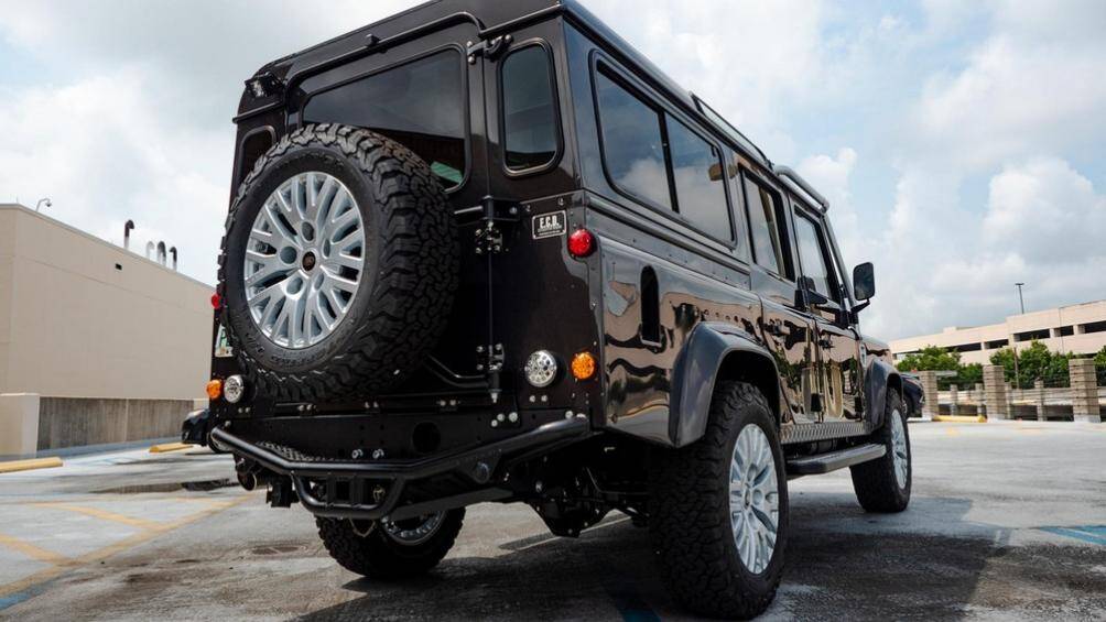 Bản độ này sẽ giúp chiếc Defender 110 trở nên nổi bật hơn tất cả với nóc xe bằng kính nhìn toàn cảnh khổng lồ