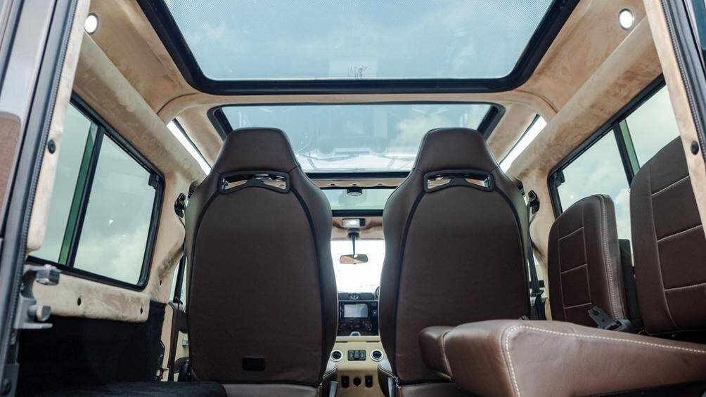 Chiếc Land Rover Defender 110 độ với nóc cửa sổ trời rất rộng, tầm nhìn của người ngồi trong sẽ chẳng hề kém xe mui trần