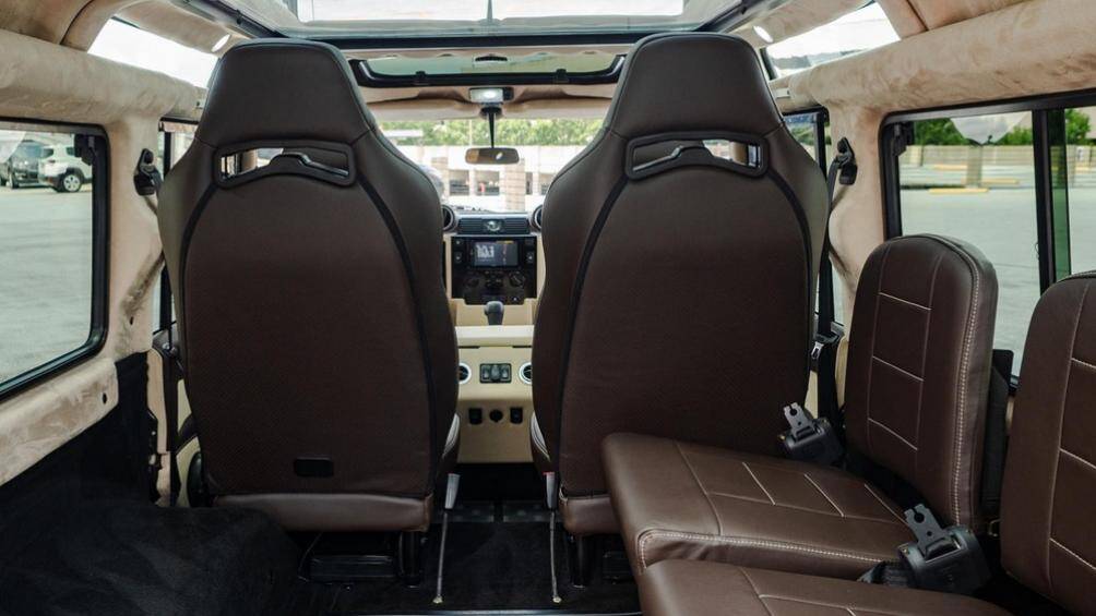 Chiếc xe có hai ghế ngồi thông gió và sưởi ấm ở phía trước, thêm hai ghế ngồi ôm đơn lẻ ở hàng giữa, và hai ghế quay mặt sang một bên