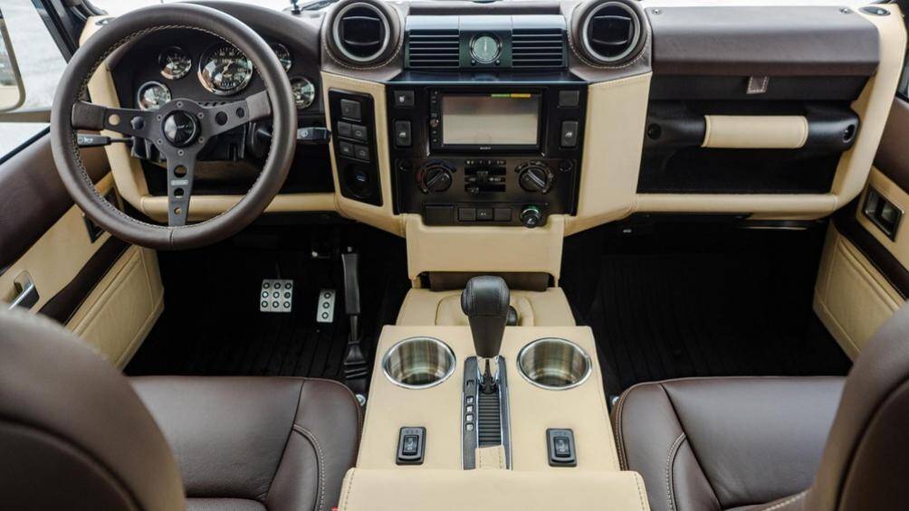 Phần còn lại trong nội thất Project Windswept cũng rất sang trọng với ghế ngồi Corbeau Trailcat được hoàn thiện thủ công trong màu nâu và bọc da Nappa