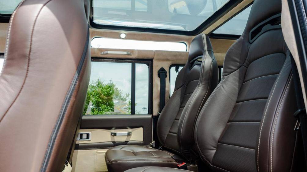 Nhờ vậy, hành khách ngồi phía sau sẽ có một tầm nhìn lên không trung rất rõ ràng và tha hồ tận hưởng cảnh sắc thiên nhiên khi đi dã ngoại nơi xa