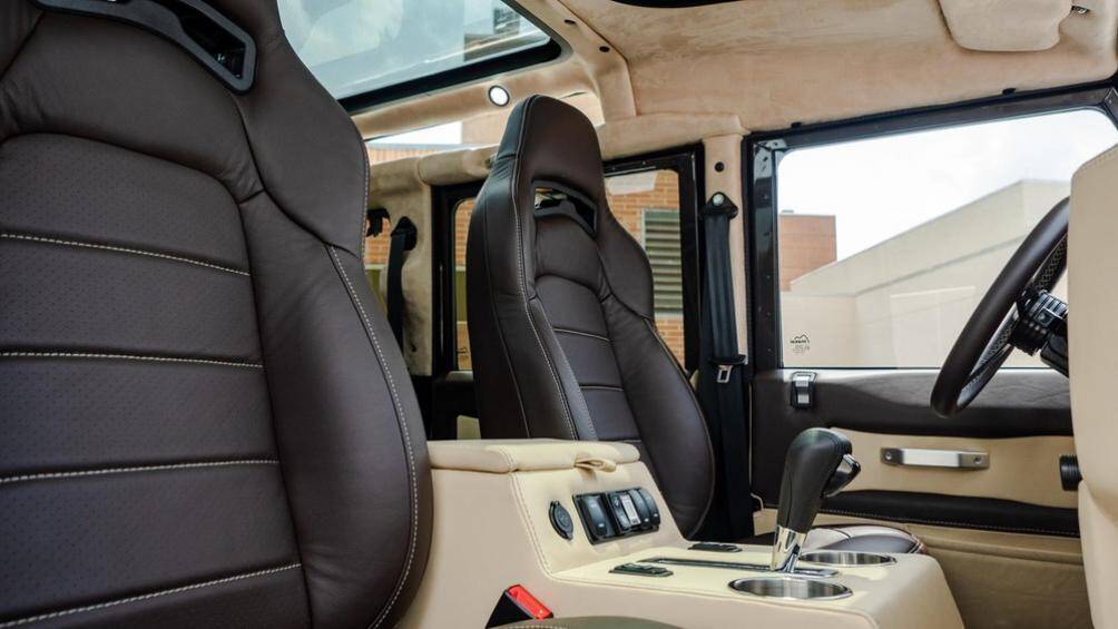 Những tiện ích khác bao gồm một hệ thống âm thanh Alpine, hai bộ loa Kenwood, một bộ sạc điện thoại không dây, loa đi lùi, khóa từ xa, và cửa sổ tự động