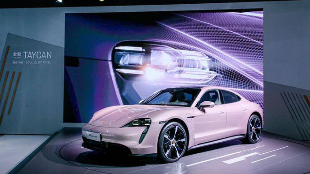 Porsche mới đây đã trình làng mẫu xe điện Porsche Taycan có màu hồng Frozen Berry Metallic độc đáo tại thị trường Trung Quốc