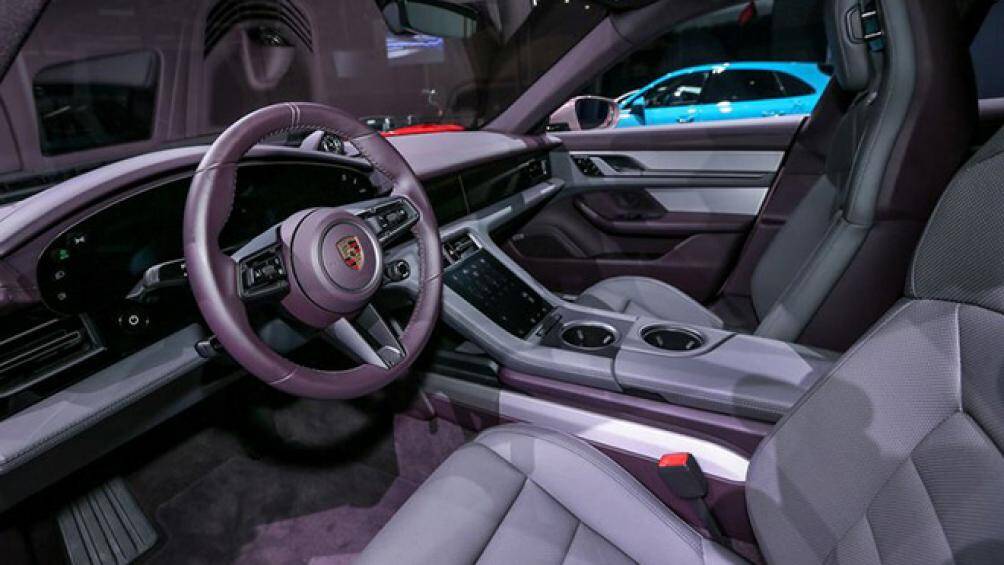 Xe có màu sơn hồng nữ tính nổi bật, có các la-zăng hợp kim 5 chấu thiết kế độc đáo và nội thất có nhiều chi tiết bọc da và thảm sàn màu tím