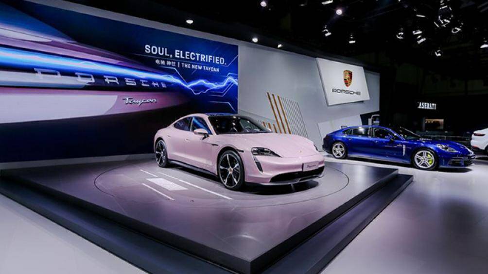 Porsche Taycan Frozen Berry Metallic có giá bán từ 888.000 NDT (tương đương 2,9 tỷ đồng)