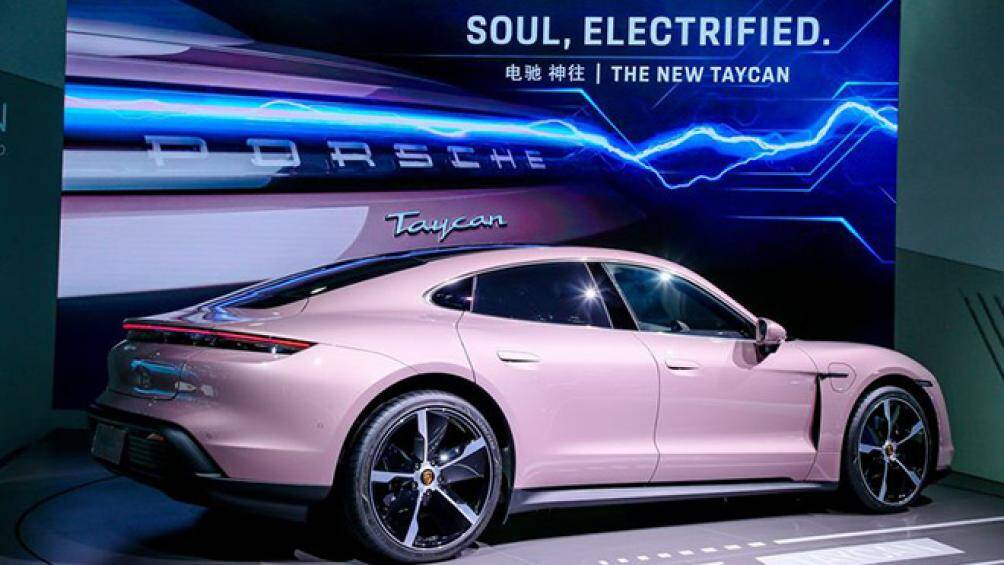 Porsche Taycan bản cơ sở được trang bị một động cơ điện gắn phía sau sản sinh công suất tối đa 402 mã lực