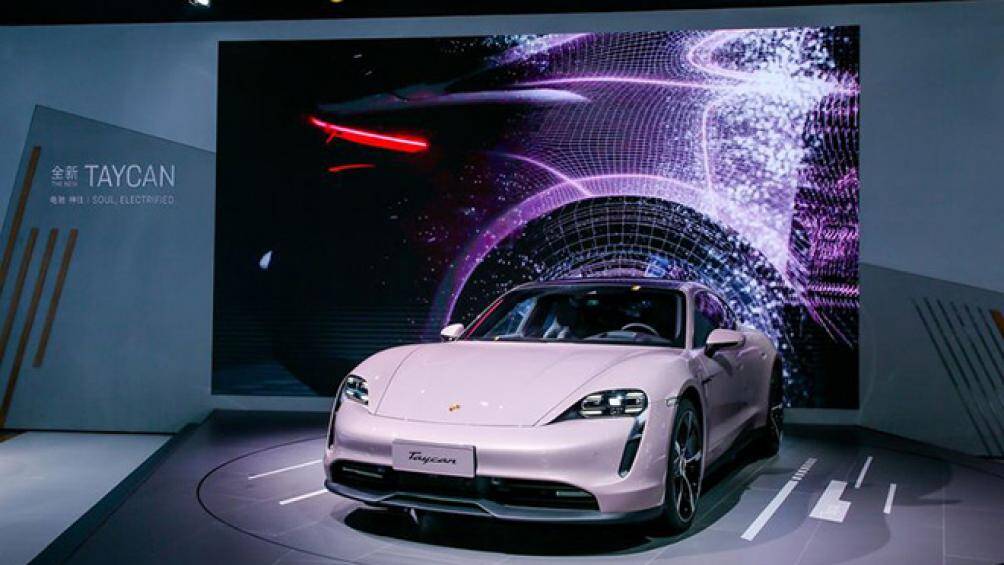 Nhờ gói pin 79,2 kWh, chiếc xe có thể vận hành điện hoàn toàn trong quãng đường 414 km