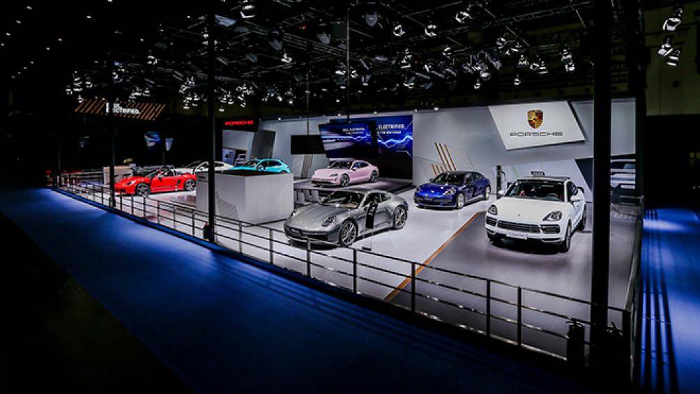 Dù có các thông số kỹ thuật khác nhau, nhưng cả hai model này đều cần 5,4 giây để tăng tốc từ 0 - 100 km/h trước khi cán tốc độ tối đa 230 km/h