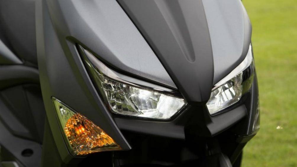 Mặt trước xe nhìn khá nam tính và mạnh mẽ