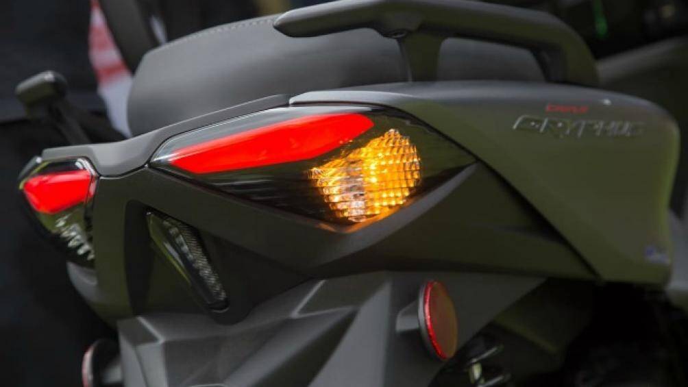 Cận cảnh bộ đèn hậu và thanh tay dắt được tách đôi