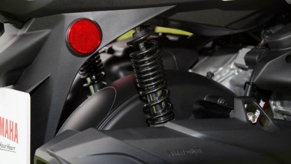 Hệ thống treo xe gồm bộ phuộc lồng thông thường phía trước và giảm xóc đôi ở phía sau