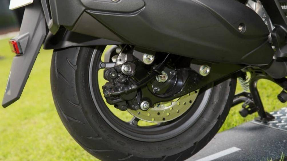 Ống xả thể thao, các tấm ốp thân xe sắc sảo, vành bánh xe tăng vẻ mạnh mẽ cho Cygnus Gryphus